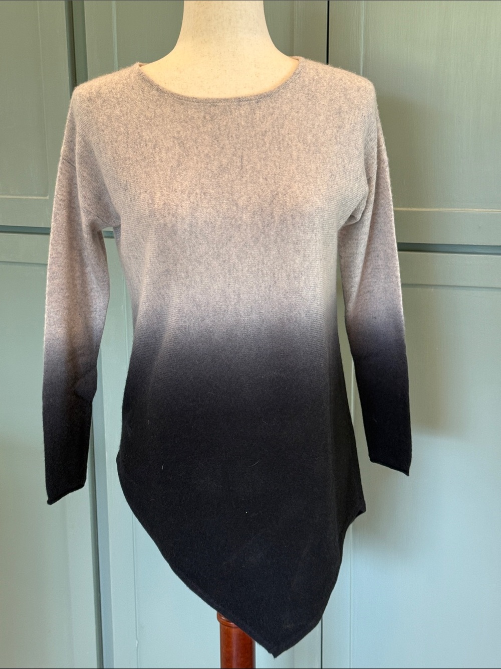 Cashmere sweater in Light Gray to Black